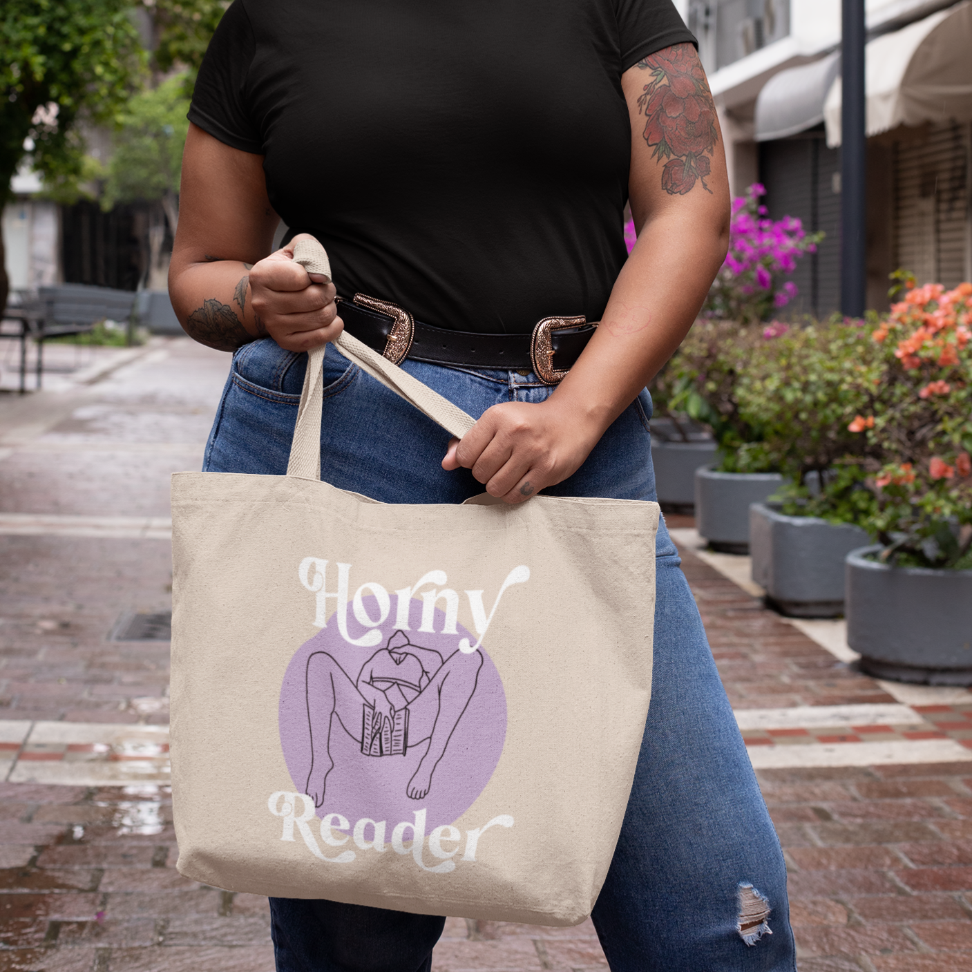 Romance book tote bag that reads Horny reader for smutty book lovers